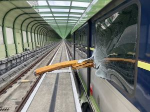 吊車鋼樑砸中台中捷運！列車慘遭「貫穿」　1人慘死、8人送醫搶救
