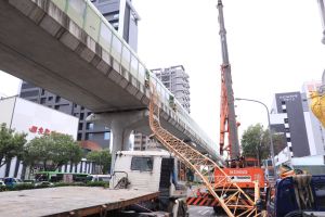 台中驚悚工安!施工吊臂突墜32樓 擊中行駛捷運釀1死10傷
