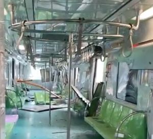 ▲乘客拍下遭貫穿的車廂內部。（圖／Instagram：chinjou_lin）