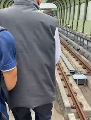 ▲眾人沿著捷運鐵軌離開事發地。（圖／Instagram：chinjou_lin）