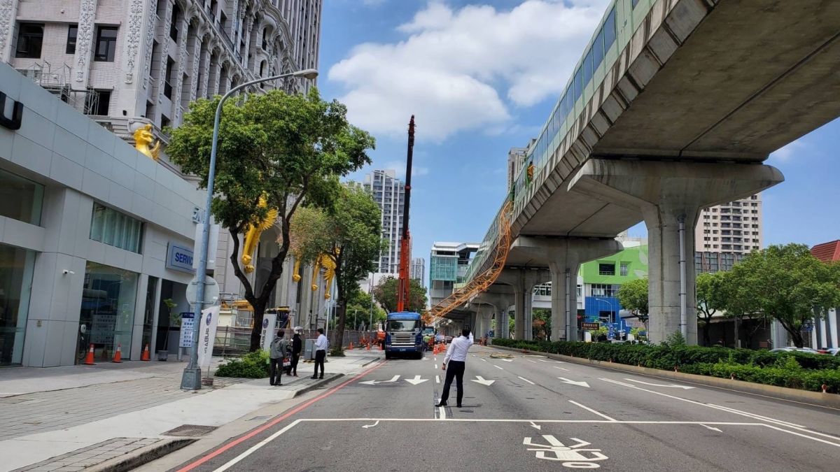 ▲台中捷運遭高空吊塔桿鐵架插入，釀成1死10傷重大工安意外。（圖／台中市政府）