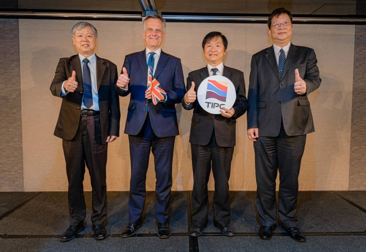 ▲此次成果發表會與會者，由左至右為港務公司董事長李賢義、英國在台辦事處代表鄧元翰 (John Dennis)、交通部常務次長祁文中、經濟部能源局局長游振偉。（圖／港務公司提供）