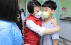 ▲盧秀燕緊緊抱住受傷的國小學童，安慰他別害怕。（圖／台中市政府提供，2023.05.10）