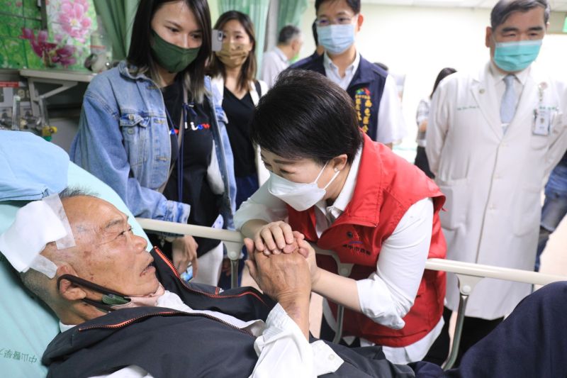 ▲台中捷運意外造成1死8傷，台中市長盧秀燕立刻趕到現場，並探望傷者。（圖／台中市政府提供）