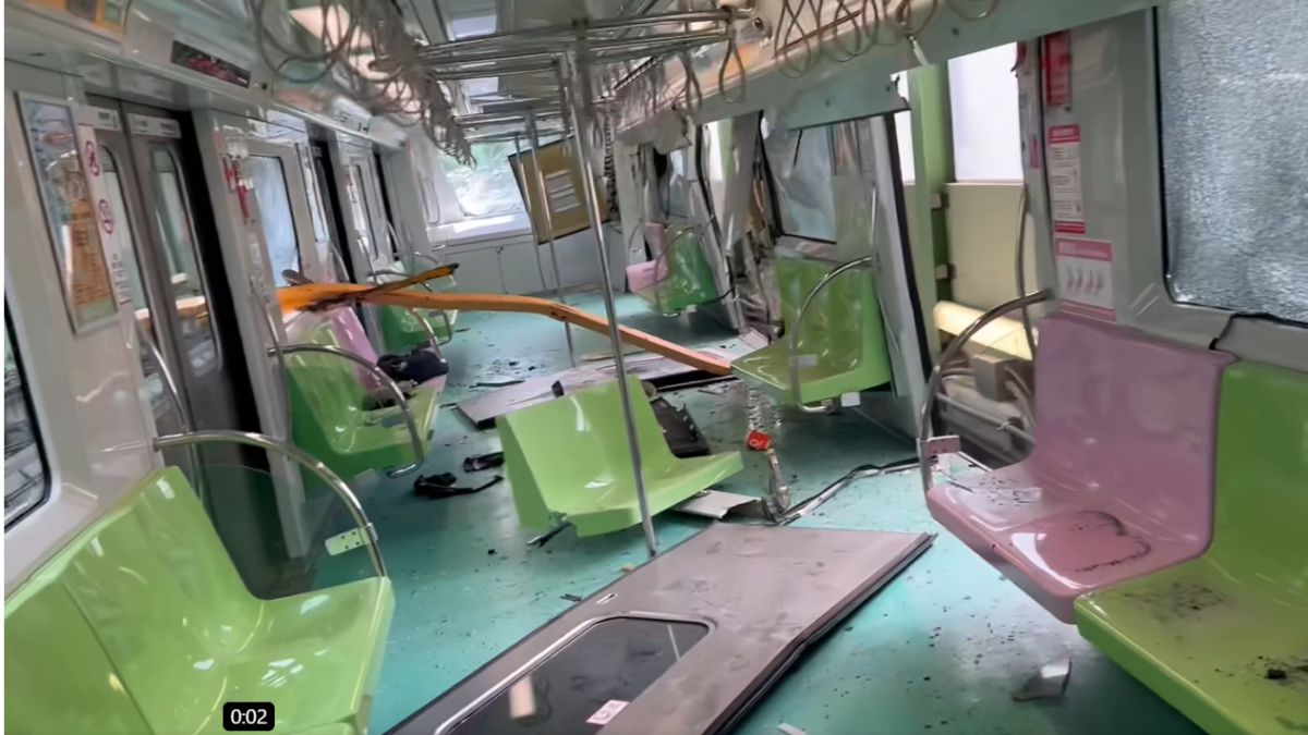 ▲台中捷運車廂遭鐵架貫穿，乘客還原恐怖現場。（圖／乘客提供）