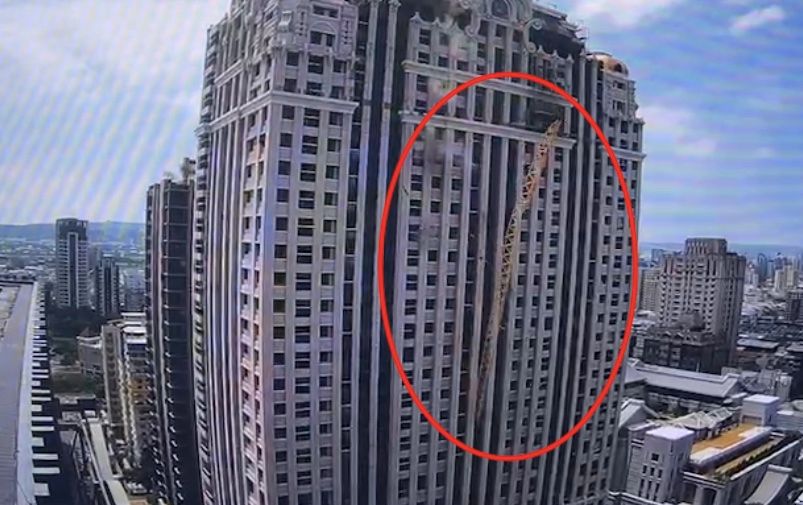 ▲台中捷運今（10）日列車車廂遭工地吊臂砸中，造成1死8傷慘劇，台中市長盧秀燕震怒要求「嚴懲」。該建案為興富發旗下「文心愛悅」，興富發稍早發布聲明指出，本公司就相關法律責任絕不推卸，對受傷之傷患，必盡最大的慰問及關懷。（圖／翻攝社會事影音）