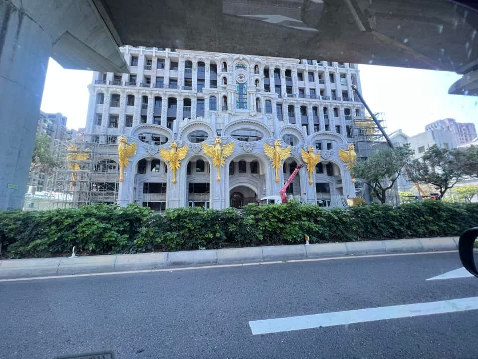 ▲台中捷運事故禍首的興富發建案，門面懸吊大金鳥引發討論，拍攝目擊者指除已掛起的8隻外，照片中地上還躺著待掛起的第9隻大金鳥。（圖／翻攝路上觀察學院臉書）