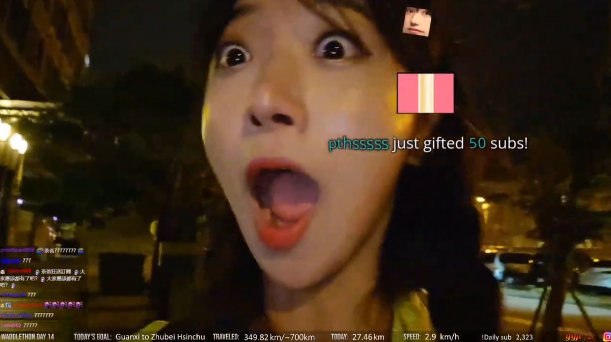 ▲企鵝妹收到茶爸的訂閱贈禮，露出驚訝神情。（圖／企鵝妹直播）