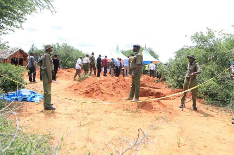 ▲肯亞當局9日又挖出21具遺體，使得死亡信徒數達到133人。（圖／美聯社／達志影像）