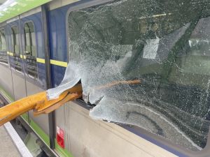 ▲台中捷運行駛到豐樂公園站附近，列車遭工地塔式吊臂擊穿。（圖／中市府）