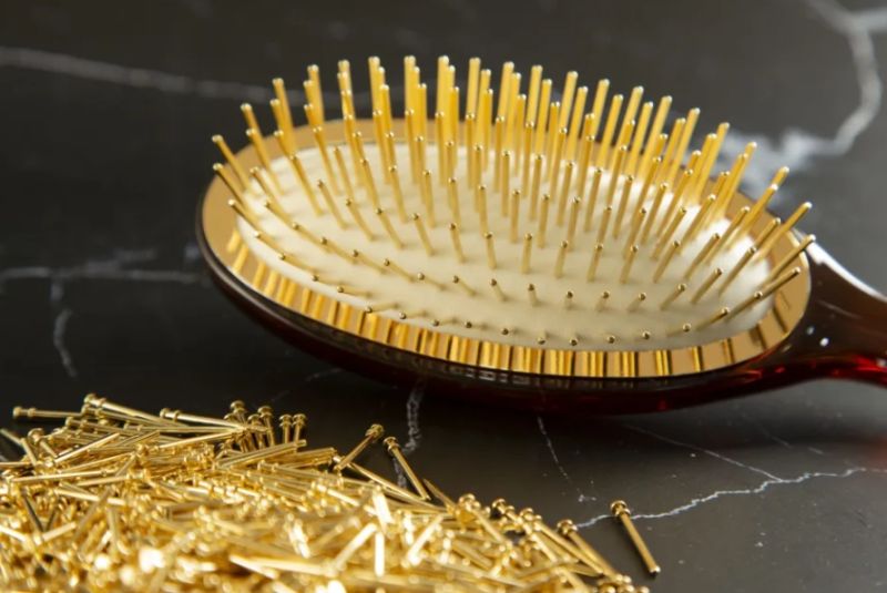 ▲「黃金梳」是擁有70年的髮梳製造背景「潘朵拉的美妝盒」，以時尚貴金屬24k鍍金製造！(圖/品牌提供)