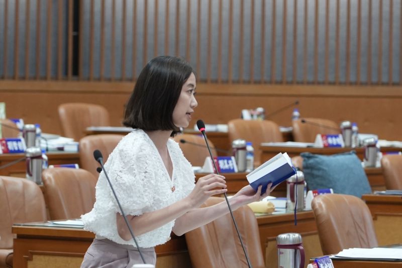 ▲新北市議員戴瑋姍針對台海關係追問侯友宜兩岸是內政還是國際問題。（圖 ／新北市議會戴瑋姍服務處提供）