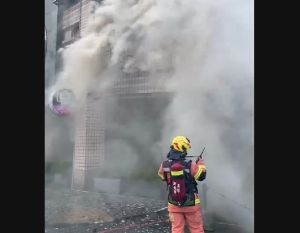新北三重住宅大樓火警！濃煙竄天　1人命危、2人受傷送醫搶救

