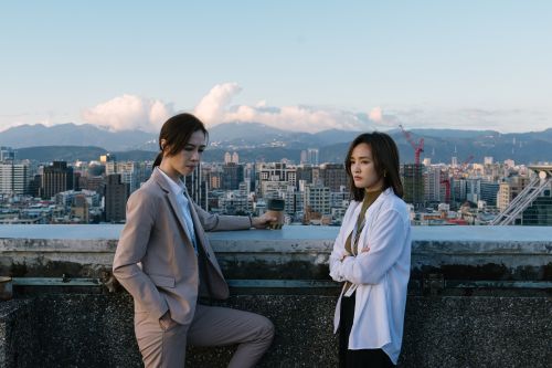 ▲《人選之人-造浪者》謝盈萱(左)、王淨互相扶持女子力爆棚。(圖/Netflix) ▲《人選之人-造浪者》謝盈萱(左)、王淨互相扶持女子力爆棚。(圖/Netflix提供)