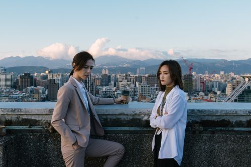 ▲《人選之人-造浪者》謝盈萱（左）、王淨互相扶持女子力爆棚。（圖／Netflix提供）