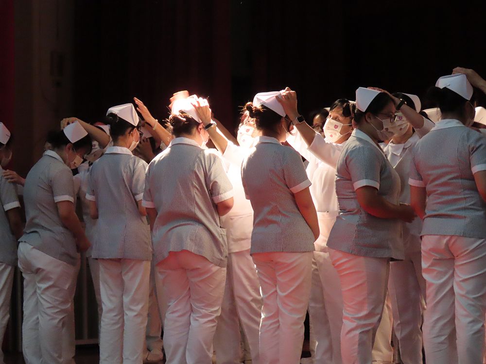 ▲中華醫大護理系加冠典禮，學生上台接受師長加冠（圖／記者張振興攝，2023.05.10）