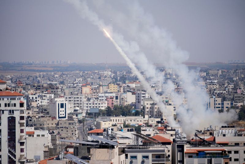 ▲以巴衝突又升溫，10日當地時間下午，巴勒斯坦的武裝份子從加薩走廊向以色列發射了至少60發火箭彈，做為之前被空襲的報復。（圖／美聯社／達志影像）