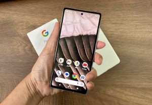 ▲Google Pixel 7a 手機開箱。(圖／記者周淑萍攝)