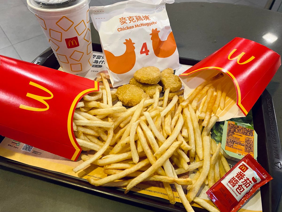 ▲超狂母親節12大速食優惠整理包！頂呱呱、肯德基都有吃飽炸雞餐下殺99元，麥當勞「大薯買1送1」，Mister Donut祭出「甜甜圈任選10入299元」優惠。（圖／記者蕭涵云攝）