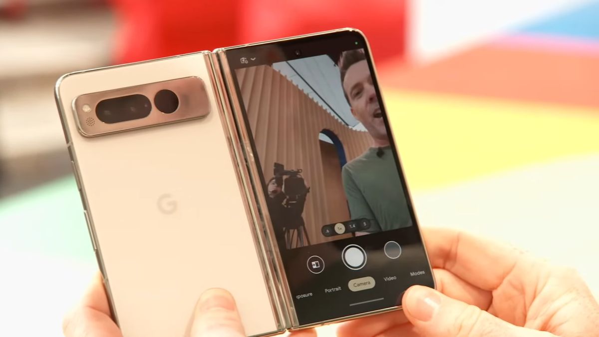 ▲Pixel Fold是Google首款摺疊機，展開後為7.6吋螢幕，摺疊後的外螢幕為5.8吋，配置5鏡頭設計，台灣尚未有上市計劃。(圖／翻攝Google I/O ‘23 YouTube 影片)