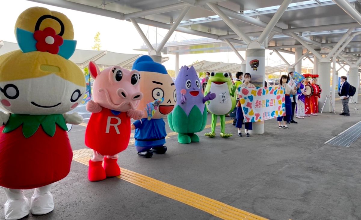 ▲雄獅旅遊集團旗下子公司「旅天下」，獨家攜手台灣虎航今（10）日正式重啟航線「台北－花卷」包機獨飛，首航旅客一抵達花卷機場便整排岩手吉祥物迎接超萌。（圖／記者蕭涵云攝）