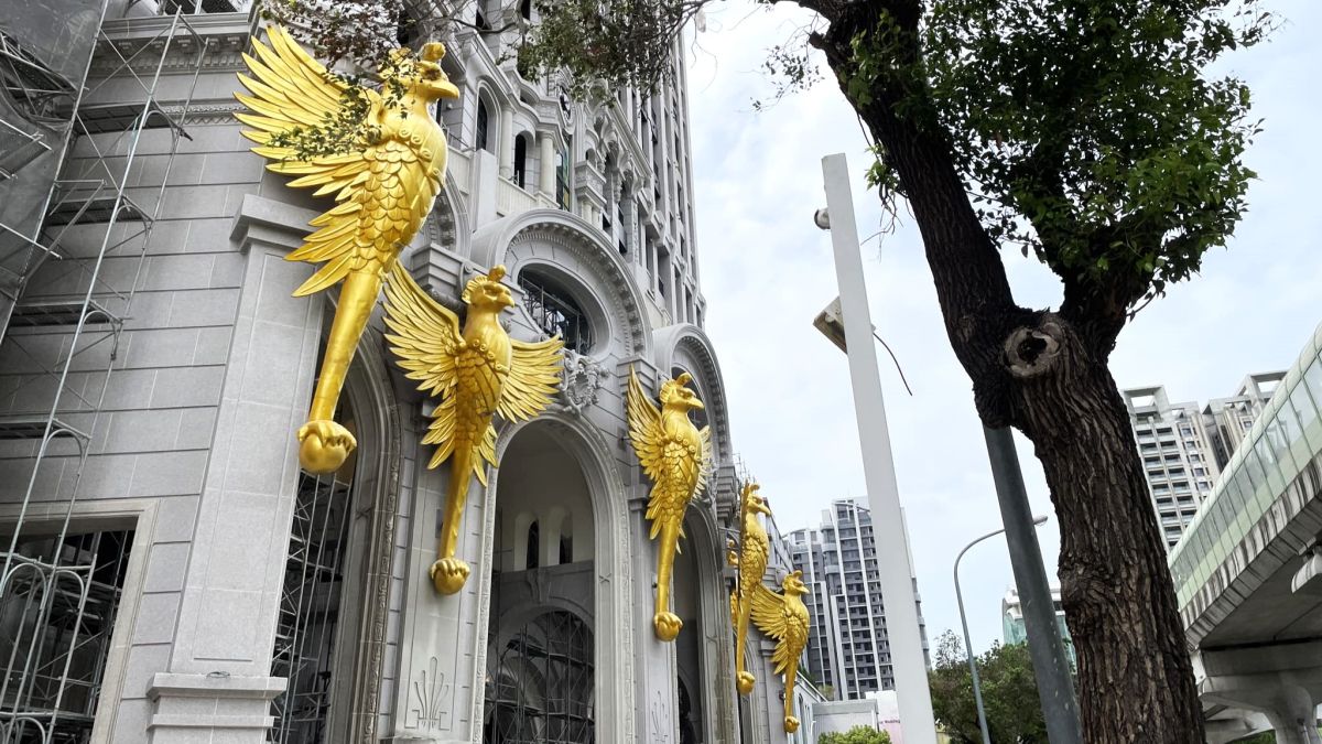 ▲台中捷運發生事故，興富發的建案「文心愛悅」，牆上高掛數隻金色巨鳥引起熱議。（圖／取自「路上觀察學院」）