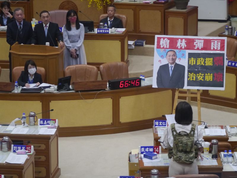 ▲新北市議員戴瑋姍穿上防彈衣在議會質詢侯友宜。（圖 ／記者吳嘉億攝，2023.05.10）
