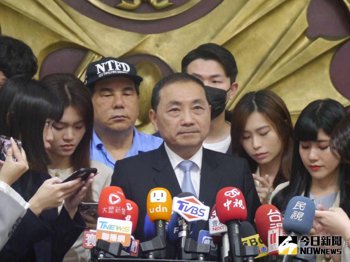 ▲針對郭正亮評美認同反台獨反一國兩制主張，侯友宜在到議會備詢前受訪說「我們就是中華民國」。（圖 ／記者吳嘉億攝，2023.05.11）