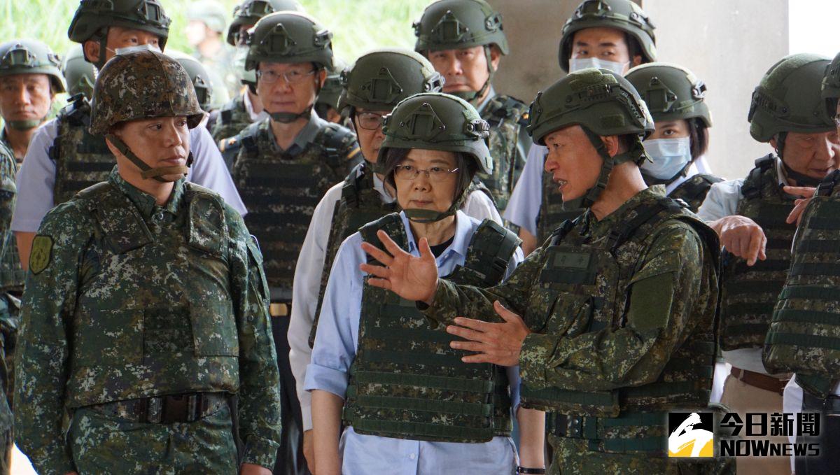 ▲總統蔡英文視導女性後備軍人教召，聽取解說。（圖／記者呂炯昌攝，2023.005.11）