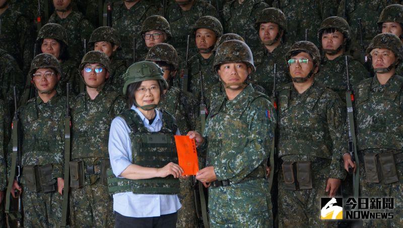 ▲總統蔡英文視導後備軍人教召,頒發加菜金。(圖/記者呂炯昌攝,2023.005.11)