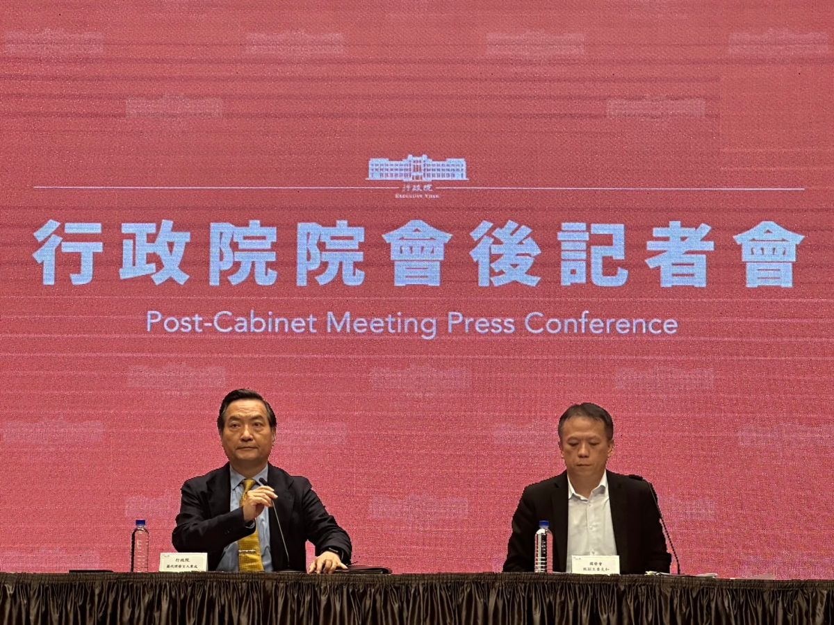 ▲對於NCC不予中天換照遭法院撤銷，政院發言人羅秉成表示尊重法院判決。（圖／記者陳威叡攝，2023.05.11）