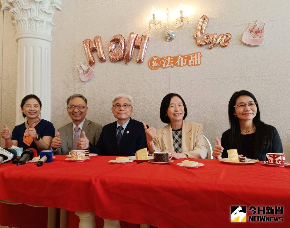 ▲今（11）日 衛福部長薛瑞元（左二）親赴糕餅店參訪，期盼重拾民眾對食安的信心。（圖／記者許若茵攝，2023.05.11）