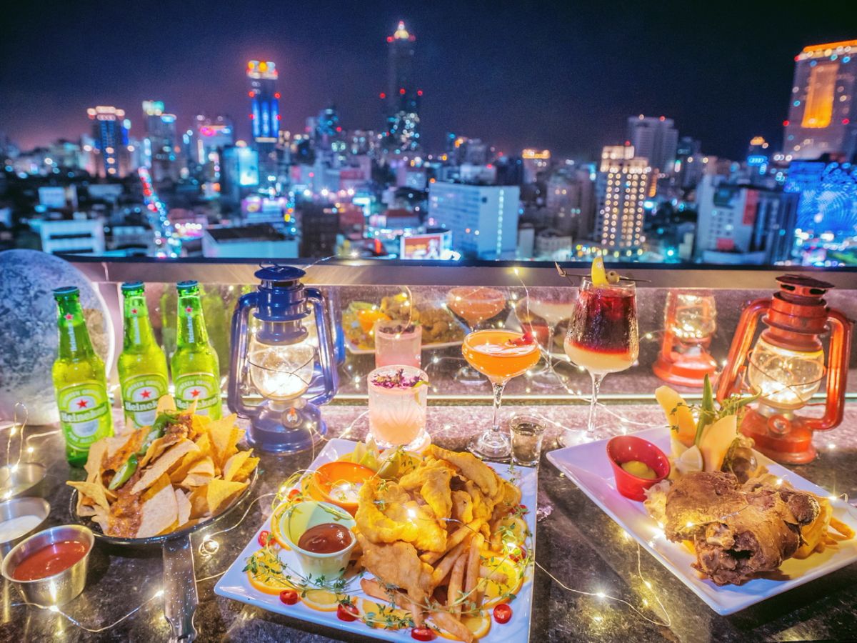 ▲頂樓高空酒吧同樣推出謝師宴區域包場專案，包含派對分享餐等，現場還有樂團獻唱。（圖／高雄英迪格提供）