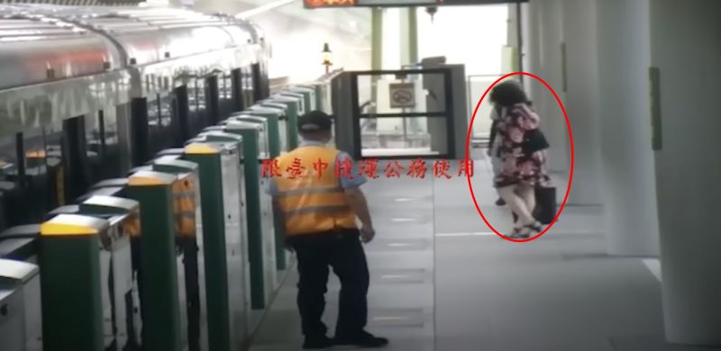 ▲吊臂墜落在台中捷運面前時，一名準備要上車的女子在月台就察覺異狀。（圖／擷取自中捷提供畫面）