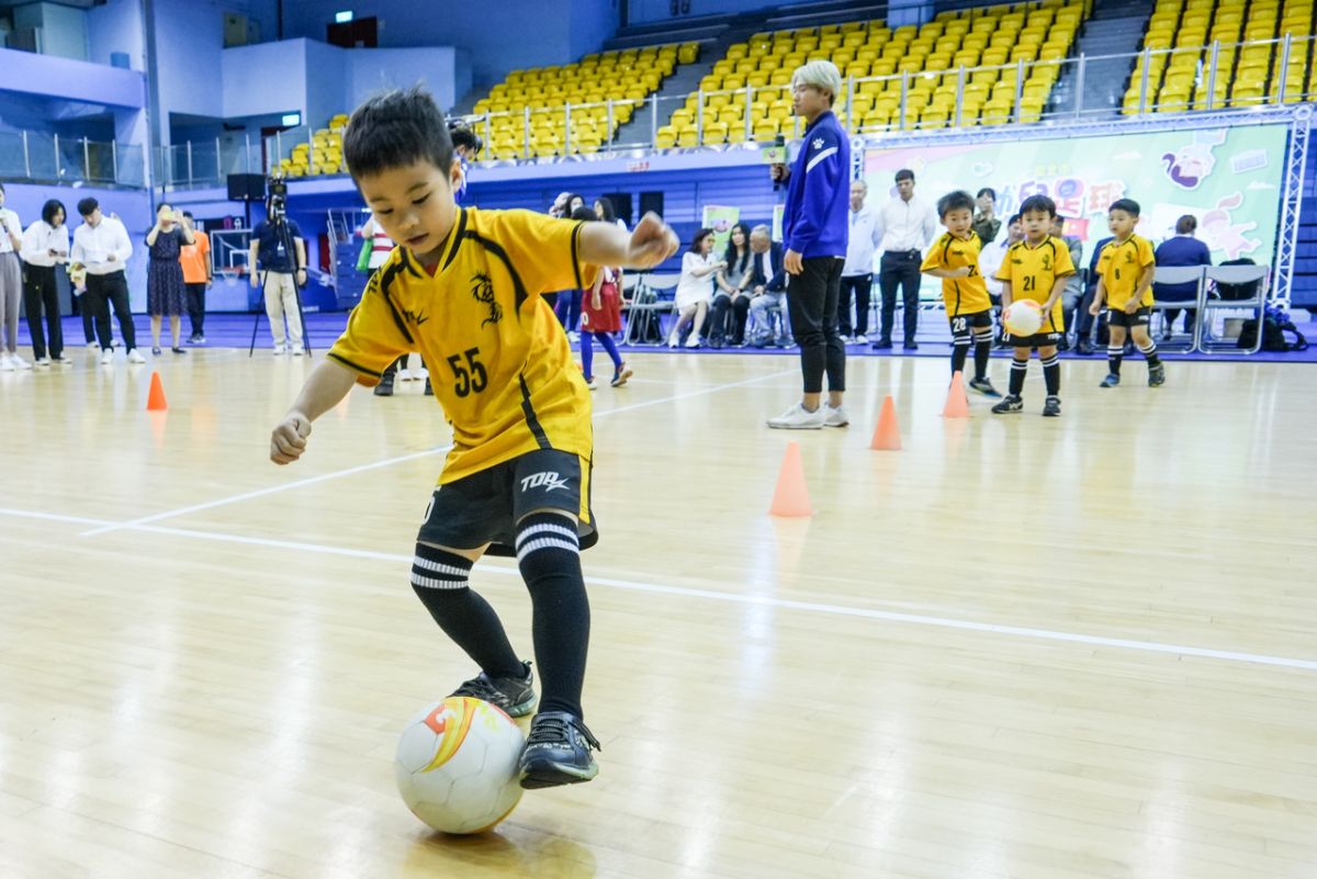 ▲臺北龍足球俱樂部球員盧安、王國釜與現場小球員踢球互動（二）。官方提供