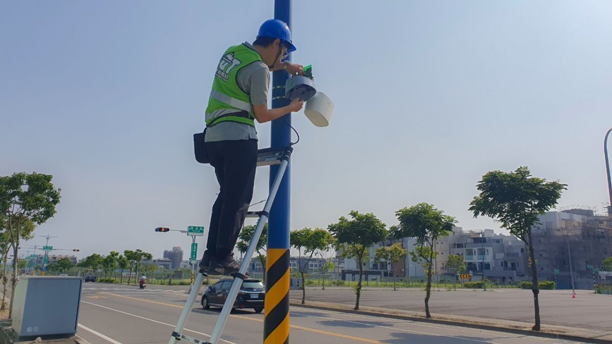 ▲嘉義市守護市民健康，全面更換二代空品感測品，不僅技術升級，外型美觀，兼顧市容景觀。（圖／環保局提供）