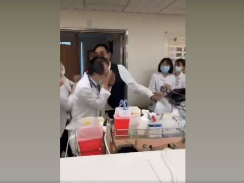 ▲三總醫生因拒開「巴氏量表」,遭病患家屬暴力痛毆。(圖/翻攝爆料公社臉書) ▲三總醫生因拒開「巴氏量表」,遭病患家屬暴力痛毆。(圖/翻攝爆料公社臉書)