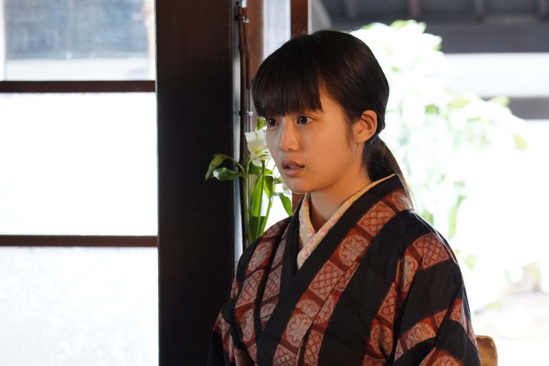 ▲▼片中,今田美櫻(上圖,下圖中)慘遭後母與妹妹虐待,讓她從小封閉內心、不將情感形於色。(圖/天馬行空)