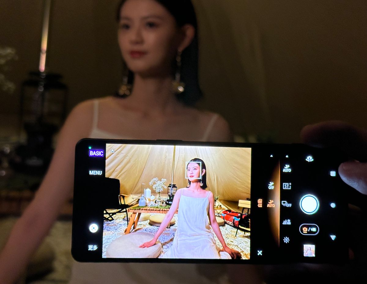 ▲Sony Xperia 1 V採用雙層感光元件，感光度更高、降噪能力更好，大幅提升夜拍品質。(圖／記者周淑萍攝)