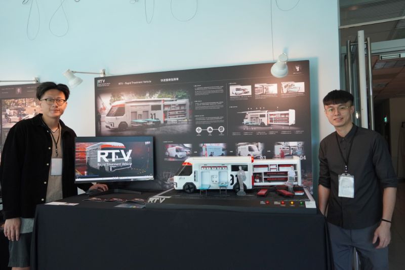 ▲台科大學生張彥齊（左）、楊冠明（右）設計「RTV-快速醫療指揮車」，挑戰災難議題及交通工具設計。（圖／台科大提供）