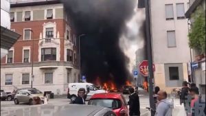 快訊／米蘭街道驚傳爆炸！多輛汽車起火燃燒　至少4人遭波及受傷
