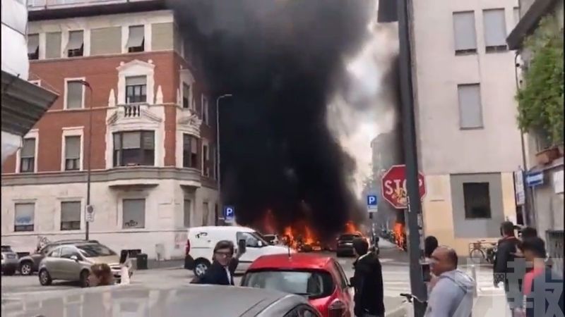 ▲義大利米蘭市中心街道驚傳爆炸，一台廂型車疑似起火燃燒導致多輛汽機車遭波及。（圖／翻攝自推特）