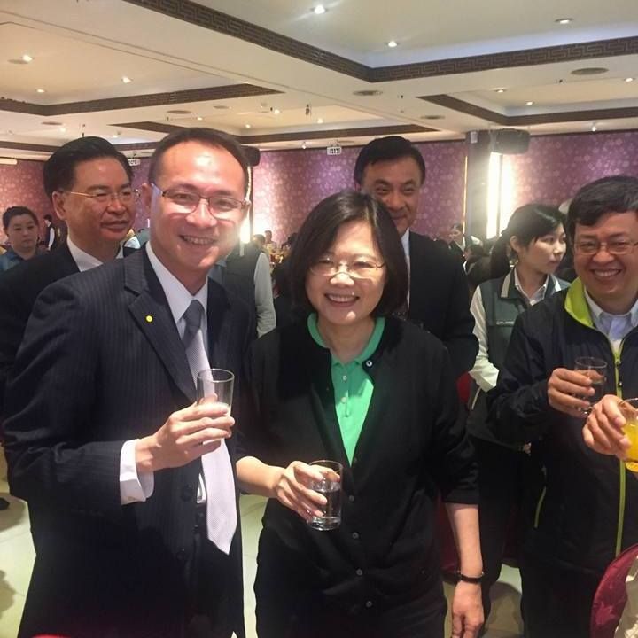 ▲民進黨台南市黨部評委召集人林昱仲（左二）辭去評委召集人職務。（圖／翻攝自林昱仲臉書）