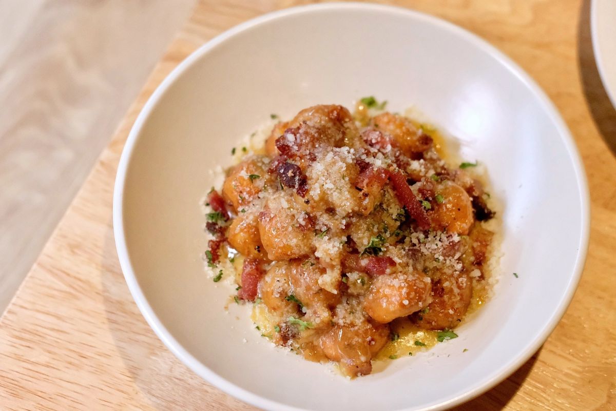 ▲PASTA&CO.的新菜單中很創意的融入中式炸饅頭，將麵團先炸再拌炒，做成義大利料理。（圖／記者葉盛耀攝）