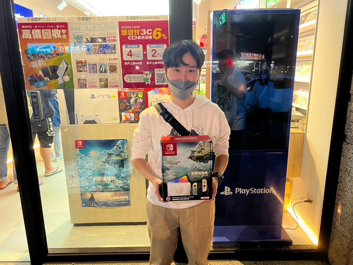 ▲《薩爾達傳說 王國之淚》今（12）日凌晨0時開賣，許多手癢的民眾漏夜排隊只為搶得第一批現貨。（圖／記者張志浩攝）