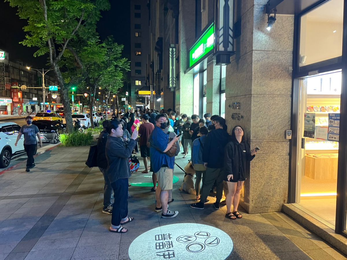 ▲《薩爾達傳說 王國之淚》日前凌晨開賣，晚間就有許多玩家在店家門口等待購買。（圖／記者張志浩攝）