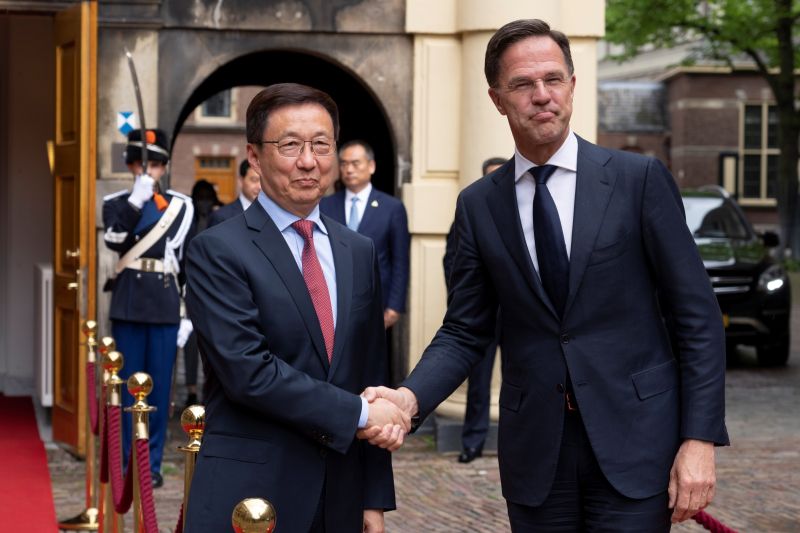 ▲中國國家副主席韓正（左）11日到訪荷蘭，有荷媒指出2國關係的痛點。包含安全機構報告視中國為威脅，以及半導體設備商艾司摩爾的對中出口禁令。（圖／美聯社／達志影像）