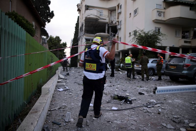 ▲一枚火箭彈11日從加薩走廊發射後，擊中以色列中部雷荷屋市（Rehovot）建物，也造成至少1死2傷。（圖／美聯社／達志影像）