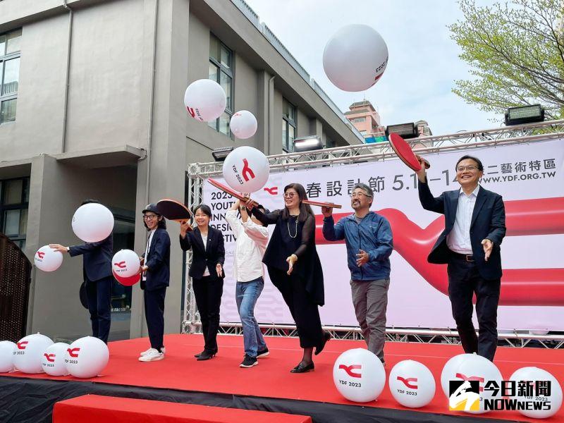 ▲文化局長王文翠與學校、企業、設計師代表揮拍擊出大型乒乓球，象徵以設計接招未來挑戰。（圖／記者陳美嘉攝，2023.05.11）