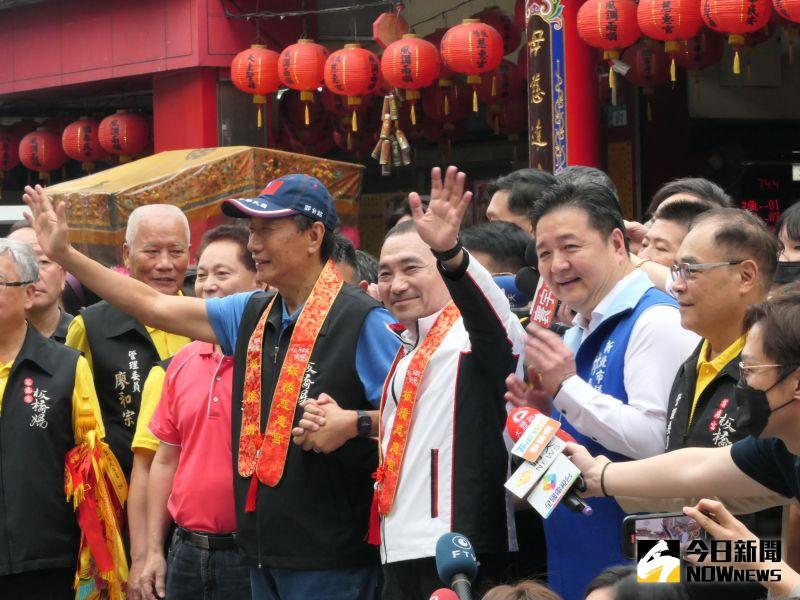 ▲侯友宜與郭台銘十指緊扣同台出席板橋區慈惠宮媽祖遶境儀式。(圖 /記者吳嘉億攝,2023.05.12)
